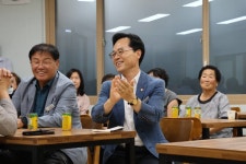 청양군 주민 속으로…윤용근 의원의 마을회관 밤마실
