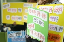 일하며 얻은 병 산재 아니라니... 근로자가 뿔났다