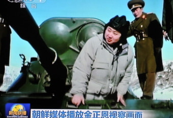 北 김정은 우상화작업 일환? 탱크 운전 모습 공개