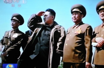 北 김정은 우상화작업 일환? 탱크 운전 모습 공개