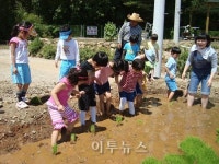 심곡약천정보화마을서 어린이 모심기 체험