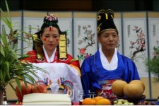 100년 된 꽃가마 타고 전통혼례식