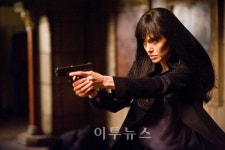 [새영화-솔트] 안젤리나 졸리 열심히 뛰었지만…