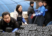 석탄공사 러브콜봉사단, 농촌일손 돕고 연탄지원