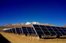 태양에 닿을 듯···고도 4300m 태양광발전소