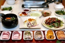 [신촌맛집] 색에 반하고 맛에 놀라고…삼겹살의 변신은 무죄