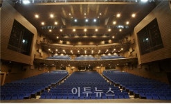 국내 최대 전문공연장 블루스퀘어 개관