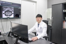 고질적인 허리통증, 도수치료 통한 근본원인 개선