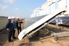 동서발전 태양광 청소로봇 세척, 효율 최고 7.7% 향상