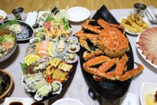 소래포구 횟집 맛집 서천수산, 킹크랩과 대게 주문만으로 푸짐한 해산물 제공해