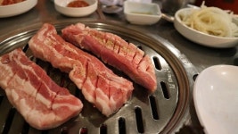 신촌 고기맛집 소문난집, 삼겹살의 풍부한 육즙과 식감으로 입소문