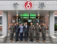 더헤르첸, 육군 제 5사단에 위문품 및 기부금 전달