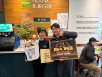 프랭크버거, 2025년 12월 우수가맹점 시상…가맹점과 상생 강화