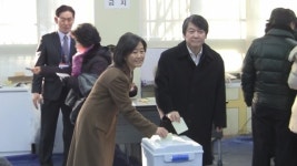 (선택2012)안철수 부부, 한강초교에서 투표 행사