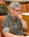 육군총장 영내 휴대폰 반입 긍정 검토..사고방지 차원