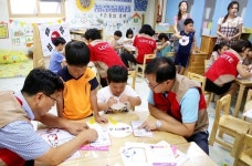 롯데마트 행복드림 봉사단, 8월 태극기 나눔 활동