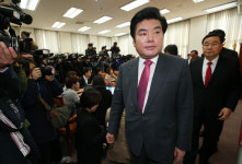 원유철 김무성 대표 직인 빨리 반납해야