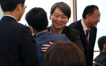 국민의당 전대 연기, 안철수 대권가도에 유리