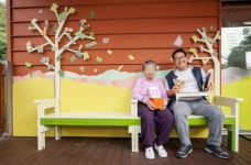 파라다이스의 희망벤치…발달장애청소년이 만든 벤치를 치매어르신에게