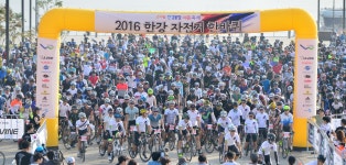 제71주년 광복절 맞아 한강에 태극기 물결