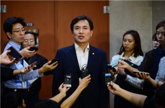 '대우조선 비리' 송희영 전 주필 검찰 출석…'묵묵부답'