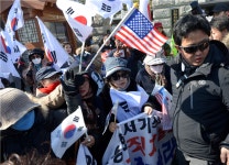 동원얼음총판매 | 죽창·가스총 동원한 박사모, "죽거나 죽이겠다"는 협박
