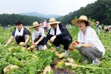 신세계푸드, 농가 일손돕기 펼쳐