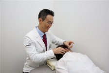 [인터뷰]생기한의원 마포공덕점 안덕수 원장 “편평사마귀, 내부 바이러스 제거하는 근본치료”