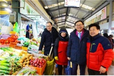 무역보험공사, 인왕시장서 설맞이 전통시장 장보기 행사