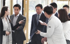 신동빈, 적대지분 누르며 지배력 점증