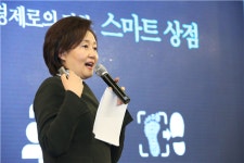 박영선 중기부 장관, 암사종합시장 찾아 상인들 격려