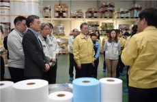 문 대통령 공적 마스크 유통 70%가 약국…약사 협조 깊이 감사