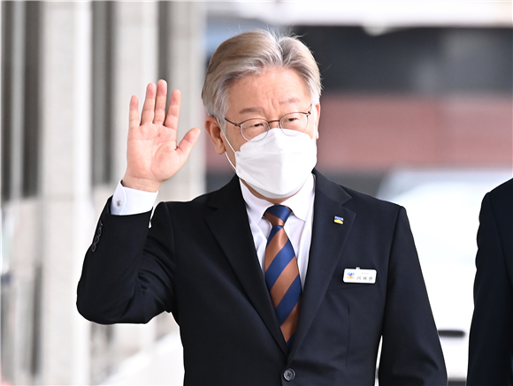 이재명, 민주주의 9부 능선 발언으로 정치권 갈등 조장