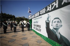 우리공화당 박정희 서거 42주기 분향소 시청 앞 기습 설치