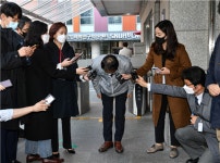 고개 숙인 구현모 KT 대표 약관 관계없이 보상할 것
