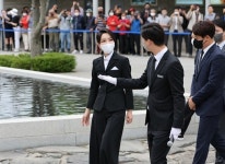 김건희 여사, 봉하마을 방문해 고(故) 노무현 전 대통령 묘역 참배