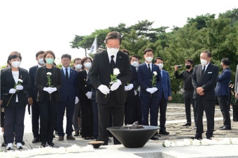 (영상)노무현 묘역 앞에 선 이재명, 검경 압박에 '침묵'