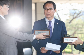 '돈봉투 의혹' 이성만 검찰 출석…