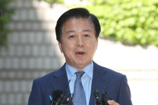 노웅래, 첫 재판 출석…
