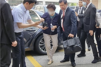 윤석열 대통령 장모, 2심 징역 1년…법정구속