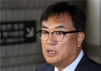 '노무현 명예훼손' 정진석 징역 6개월…법정구속은 면해