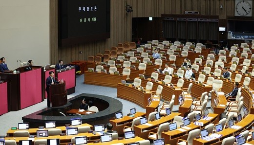 국회, 야당과 민주당의 대치 속 방문진법 통과