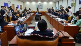 과방위, 1차 '방송장악' 청문회…이진숙은 불참