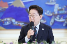 이 대통령 지지율 37.4%…8주째 하락, 또 취임 후 '최저'