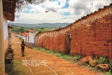 황토 돌담 콜롬비아 이색 골목길