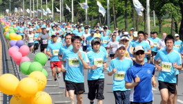 푸른 5월 효심안고 달린다