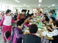 경로당 찾아 점심 1일 며느리 봉사