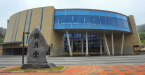 눈물닦은 추모의 땅 국화향기 공연장으로