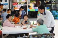 신현태, 어버이날 행사서 민심 탐방 행보
