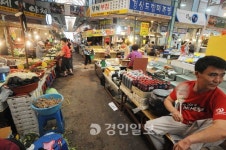 금값 농산물 텅빈 시장통